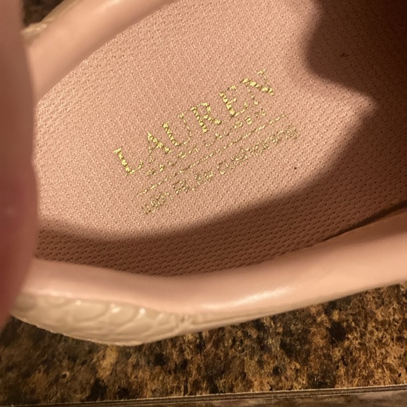 Women's shoes. - Picture 7 of 12